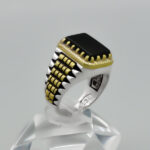 انگشتر عقیق مشکی نقره مردانه طرح دور طلایی مستطیلی حجت - Image 2