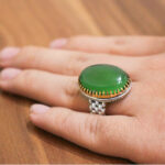 انگشتر عقیق سبز نقره مردانه طرح دور طلایی رولکسی رادوین - Image 3