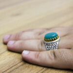 انگشتر عقیق سبز نقره مردانه طرح دورطلایی آدلان - Image 2