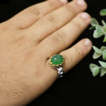 انگشتر عقیق سبز نقره مردانه طرح دورطلایی هوروش - Image 2