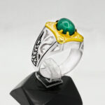 انگشتر عقیق سبز نقره مردانه طرح دور طلایی هوتن - Image 3