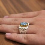 انگشتر فیروزه نیشابوری نقره دست ساز مردانه طرح دور طلایی هاکان - Image 4