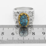 انگشتر فیروزه نیشابوری نقره دست ساز مردانه طرح دور طلایی هاکان - Image 2