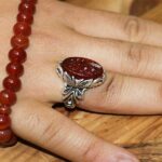 انگشتر عقیق سرخ نقره مردانه طرح دور طلایی "اَلمُلکُ لِلّه" - Image 3