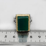 انگشتر عقیق سبز نقره مردانه طرح دور طلایی ثاقب بزرگ ۱ - Image 3