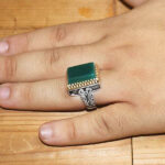 انگشتر عقیق سبز نقره مردانه طرح دور طلایی ثاقب بزرگ ۱ - Image 4