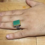 انگشتر عقیق سبز نقره مردانه طرح دور طلایی ثاقب بزرگ ۲ - Image 3