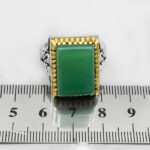 انگشتر عقیق سبز نقره مردانه طرح دور طلایی ثاقب بزرگ ۲ - Image 4