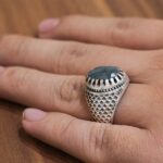 انگشتر زمرد الماس تراش نقره مردانه طرح صابر - Image 3