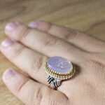 انگشتر عقیق کبود نقره مردانه طرح دور طلایی "حسبی الله" - Image 2