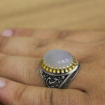 انگشتر عقیق کبود نقره مردانه طرح دور طلایی یا حسین (ع) - Image 3