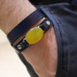 دستبند شرف الشمس چرم طبیعی نقره زنانه و مردانه طرح سرمه ای کامور + حکاکی