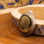 گردنبند حدید صینی نقره طرح دور ساده "آیت الکرسی" + حرز امام جواد (ع) + تربت امام حسین (ع) - Image 4