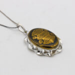 گردنبند حدید صینی نقره طرح پیچک "آیت الکرسی" + حرز امام جواد (ع) + تربت امام حسین (ع) - Image 2