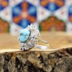 انگشتر فیروزه نیشابوری نقره زنانه طرح شکوهه - Image 3