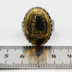 انگشتر حدید صینی نقره مردانه طرح "الا بذکر الله تطمئن القلوب" - Image 4