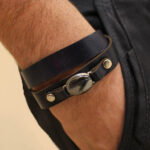 دستبند حدید صینی نقره چرم طبیعی زنانه و مردانه سرمه ای بلند کلاسیک طرح مهرکام + حکاکی