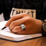 انگشتر حرز امام جواد (ع) نقره دست ساز مردانه و زنانه طرح قلم زنی کاویان - Image 4