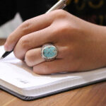 انگشتر فیروزه نیشابوری نقره دست ساز مردانه طرح فیلی دور چنگ - Image 2