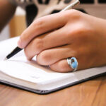 انگشتر فیروزه نیشابوری نقره دست ساز مردانه و زنانه طرح برشید بزرگ + حرز امام جواد (ع) - Image 2