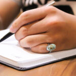 انگشتر فیروزه نیشابوری نقره دست ساز مردانه و زنانه طرح یاس بزرگ ۲ + حرز امام جواد (ع) - Image 3