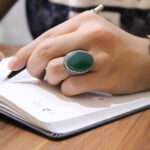 انگشتر عقیق سبز نقره مردانه طرح فاخر کاوش - Image 2