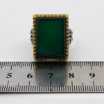 انگشتر عقیق سبز نقره مردانه طرح دور طلایی ثاقب بزرگ ۳ - Image 2