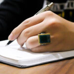 انگشتر عقیق سبز نقره مردانه طرح دور طلایی ثاقب بزرگ ۳ - Image 4