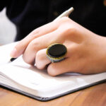 انگشتر عقیق مشکی نقره مردانه طرح دور طلایی گودرز - Image 4