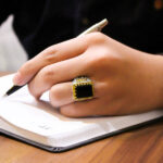 انگشتر عقیق مشکی نقره مردانه طرح دور طلایی مستطیلی گویا - Image 2