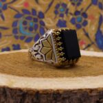 انگشتر عقیق مشکی نقره مردانه طرح دور طلایی مستطیلی گویا - Image 4