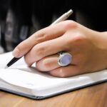 انگشتر عقیق کبود یمنی نقره مردانه طرح مسیب - Image 2