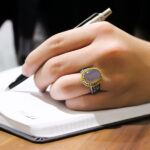 انگشتر عقیق کبود نقره مردانه طرح دور طلایی مشتاق - Image 2