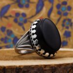 انگشتر عقیق مشکی نقره مردانه طرح مظاهر - Image 3