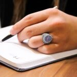 انگشتر عقیق کبود یمنی نقره مردانه طرح مهبود - Image 2