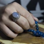 انگشتر عقیق کبود یمنی نقره مردانه طرح مهردار - Image 2