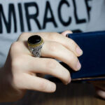 انگشتر عقیق مشکی نقره مردانه طرح دور طلایی مهرزاد - Image 3