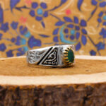 انگشتر زمرد زامبیا الماس تراش نقره مردانه طرح دور طلایی مشیر + تزئین ۴ قطعه برلیان اصل - Image 4