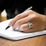 انگشتر زمرد زامبیا الماس تراش نقره مردانه طرح دور طلایی مشیر + تزئین ۴ قطعه برلیان اصل - Image 2