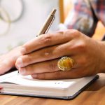 انگشتر عقیق سلیمانی نقره مردانه طرح دور طلایی معلی - Image 3