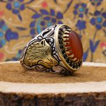 انگشتر عقیق سرخ نقره مردانه طرح گرگینه طلایی - Image 2