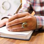 انگشتر عقیق سرخ نقره مردانه طرح گرگینه طلایی - Image 3