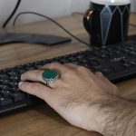 انگشتر عقیق سبز نقره مردانه طرح ایزدیار + حکاکی "حرز امام رضا (ع)" - Image 4