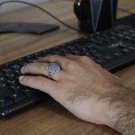 انگشتر عقیق کبود یمنی نقره مردانه طرح جهانبان - Image 4