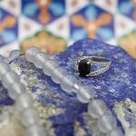 انگشتر عقیق مشکی نقره زنانه طرح برسومه - Image 2