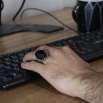 انگشتر عقیق مشکی نقره مردانه طرح آوید - Image 4