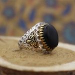 انگشتر عقیق مشکی نقره مردانه طرح دور طلایی ارشک - Image 2