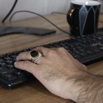 انگشتر عقیق مشکی نقره مردانه طرح دور طلایی ارشک - Image 4