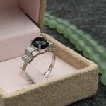 انگشتر عقیق مشکی نقره زنانه طرح بهرخ - Image 3