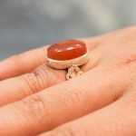 انگشتر عقیق سرخ یمنی دست ساز نقره مردانه طرح شاه جهان + حرز امام جواد (ع) - Image 2